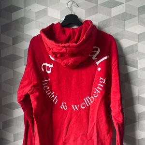 Hoodie med tryck på ryggen - Fin hoodie som ej kommer till användning längre, knappt använd! Den är i strl xxs men sitter som en S