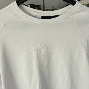 Peakperfomence tröja L - Storlek L och den är skön och bra utan några defekter