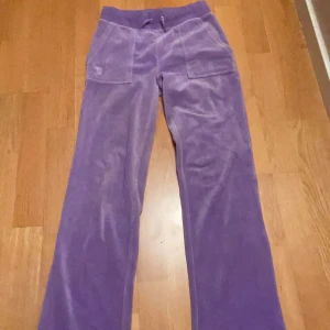  Juicy couture byxor  - Säljer dessa juicy couture byxor då de inte kommer till användning längre. De är i mycket bra skick och väldigt sparsamt använda. Stl xxs men är stretchiga så passar även xs/ s som är min storlek. 