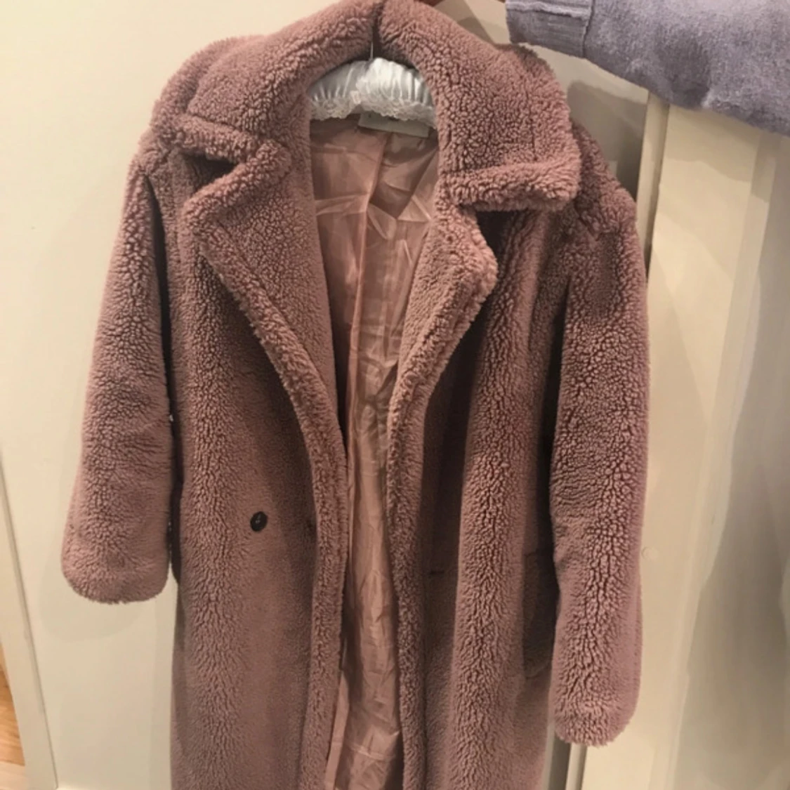 Lång lila Teddy kappa