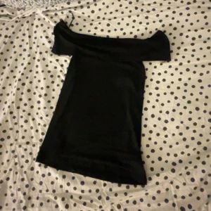  Kappahl off shoulders topp  - säljer denna off shoulders toppen från Kappahl. Använd ca 3 gånger nästan helt ny!!