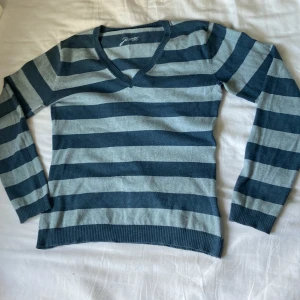 En blårandig JETTE sweatshirt - En jättesöt blårandig tröja från märket JETTE.  Den är i storlek 36 och är ifrån deras ”winter collection”.   Skriv för mer info!☺️