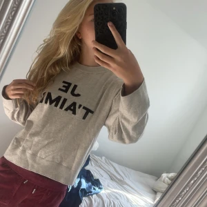 Finstickad tröja - Superfin tröja från gina tricot. Väldigt härligt material😀 Perfekt nu till höst/vinter då det kommer bli kyligare😛🤗Tröjan passar mig som är 165, sälja pga att den ej kommer till användning 😋