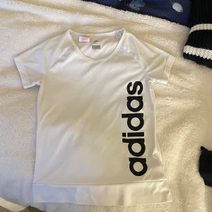 Tränings tröja - Tränings t-shirt från adidas i storlek M men känns som en S. Bra skick och skönt material