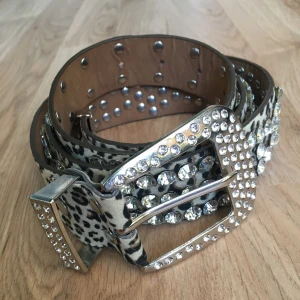 SKIT COOLT LEOPARD DIAMANT BÄLTE - jätte snyggt helt oanvänt leopard bälte med coolt spänne🐆💎 köpt för 150 säljer för 75