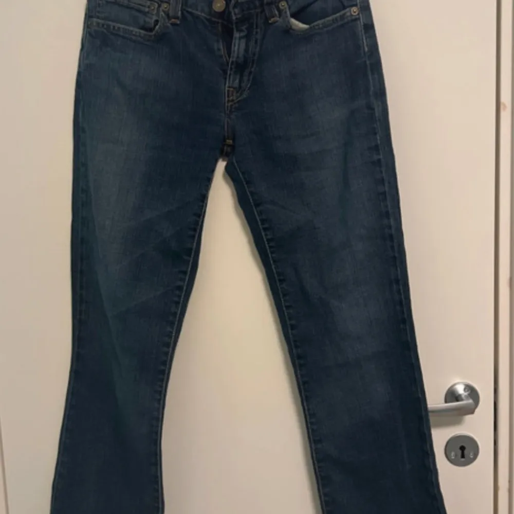 Jeans i mycket bra skick Byxkanten högsta punkt: 36cm Innerbenslängd: ca 77cm. Jeans & Byxor.