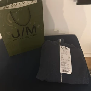 Tommy Hilfiger vara  - Tröjan är i ny köpt och i mycket bra skick.   Storlek : S   Säljer den på grund av den inte passar mig. Tröjan är lite större i storlek.   