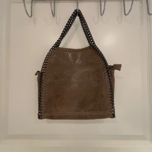 Stella McCartney inspirerad väska - Väska inspirerad av Stella McCartney, köpt i Monroe butiken som tidigare fanns i Sturegallerian. Väskan är i äkta skinn och helt oanvänd. Nypris 2000kr! Frakt ingår ej i pris och betalas av köparen💜