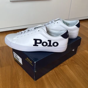 Polo Ralph Laurent  - säljer ett par helt oanvända Polo Ralph Lauren-skor. De är köpta på Kanarieöarna, men tyvärr visade de sig vara för stora för mig. Dessa skor finns inte att få tag på i Sverige, då jag beställde dem direkt från Spanien. 
