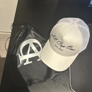 All cap one keps - Helt oanvänd då den inte passade mig riktigt och kände inte att den var för mig. Den är helvit med inga fläckar då den är oanvänd, priset är ej hugget i sten.