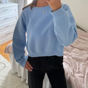 Himmelsblå sweatshirt  - Jättefin blå sweatshirt som är i bra skick