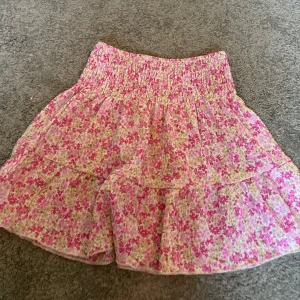 Rosa kjol - En söt kjol ifrån ginatricot med blommönster. Den är i mycket bra skick och fungerar även som en topp💓