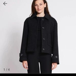 Kappa xs - säljer min kappa, den är i storlek xs och färgen svart, inga fel på den. använd några få gånger. pris kan diskuteras💓 skriv för mer bilder! original pris är 400 kr