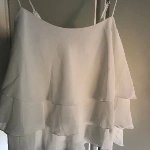 Volangtopp - Säljer den här så fina volangtoppen från Gina då den inte kommer till användning💘💘