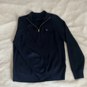 Gant halv-zip  - En nästintill oanvänd Gant Halv-zip i färgen mörkt blå. Säljer eftersom jag köpt en för stor storlek, men annars mycket skön & riktigt snygg🤩 Använd bara 2 gånger, därför i nyskick. Köpt för 1199kr & jag säljer för 599kr. Pris kan absolut diskuteras👑