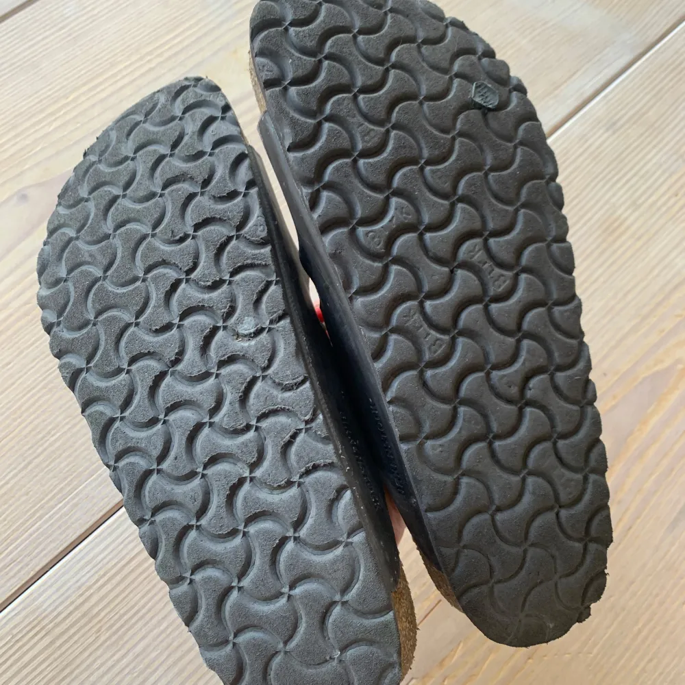 Birkenstock tofflor i strl 39, brunt skinn. Skor.