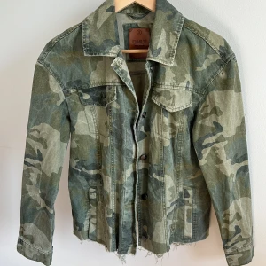 Militärjacka - Så cool militärjacka köpt har på plick🤩💞Den har en liten fläck på vänstra armen💕Den är avklippt där nere så fickorna går inte att använda🥰Se bilderna! 