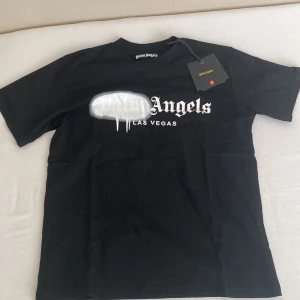 Palm angels t shirt - En helt ny PALM ANGELS T SHIRT. Har aldrig använt den inte ens en ända gång. Färg svart. Storlek vit. Priset kan diskuteras.