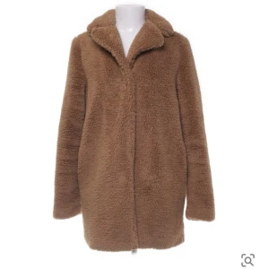 Höstjacka - Höstjacka säljes då den inte är min stil. Köptes på sellpy för ett år sedan och använd max 5 gånger.  