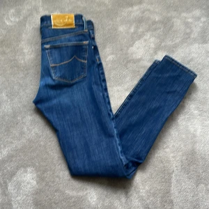 Jacob Cohen  - Ett Par nästan helt nya Jacob Cohen jeans i storlek 25. De har inga defekter och är i ytters bra skick. Ny pris runt 5000kr mitt pris 699kr Vid frågor o h funderingar är det bara att höra av sig 🔔