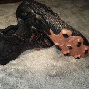 Puma future 7 Ultimate FG/AG - Ett par puma fotbollskor som jag köpte för 3000 men tyvärr passa dem inte, skorna är helt oanvända.