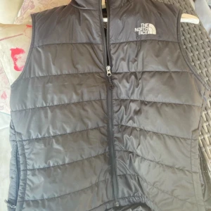 The North Face väst - I mycket bra skick  Använts en gång bara 