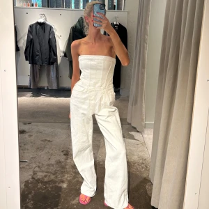 Vit bandeau jeans jumpsuit ZARA - Snygg vit bandeau jumpsuit ifrån Zara. Strl M. Dragkedja bytt så det är nu en ordentlig och tålig dragkedja. Jumpsuiten i sig är rejäl i kvalite. Bara att skriva för mer information och pris går såklart att diskutera🥰