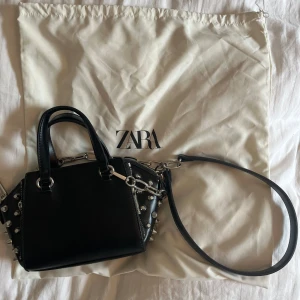 Väska med nitar - Liten väska från Zara med nitar👜Helt oanvänd, dustbag medföljer🌸