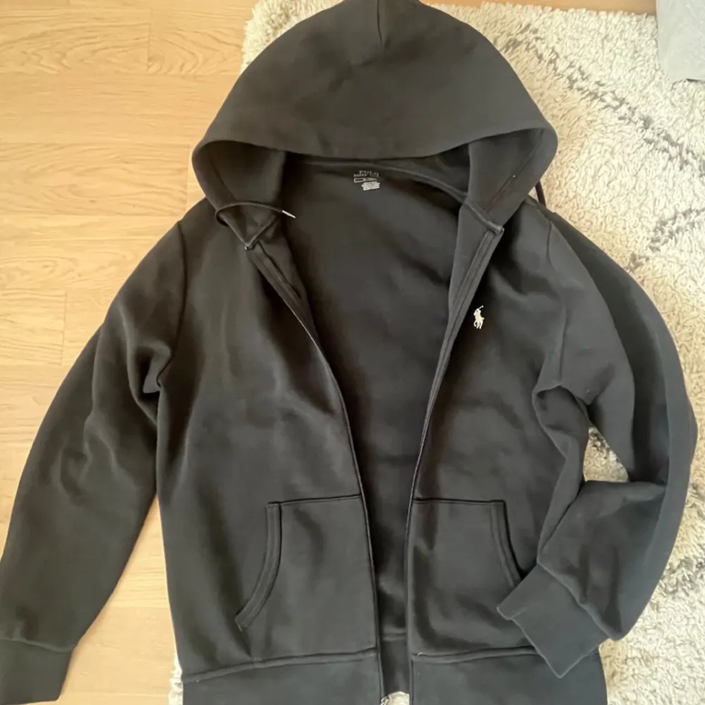 Storlek M Polo zip hoodie Skick 9/10. Hoodies.