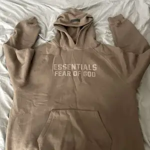 Säljer en Hoodie från Fear of God Essentials i frägen wood. Den är i storlek XL och oanvänd. Den är såklart äkta och digitalt kvitto finns