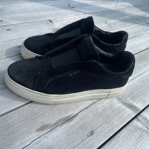 Arigato 360 Laceless - Säljer dessa snygga Arigato skorna pga att de är för små för mig! De är använda ganska mycket men har inga skador som är synliga på utsidan! Vid fler frågor om skicket hör av er! Pris kan diskuteras. Mvh Anton 