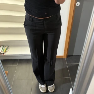 Kostymbyxor chelsea  - Jätte SNYGGA kostymbyxor från chealse. Köptes nyligen men användt en gång, tycker dem är lite för korta för min smak. Köptes för 399kr❣️❣️