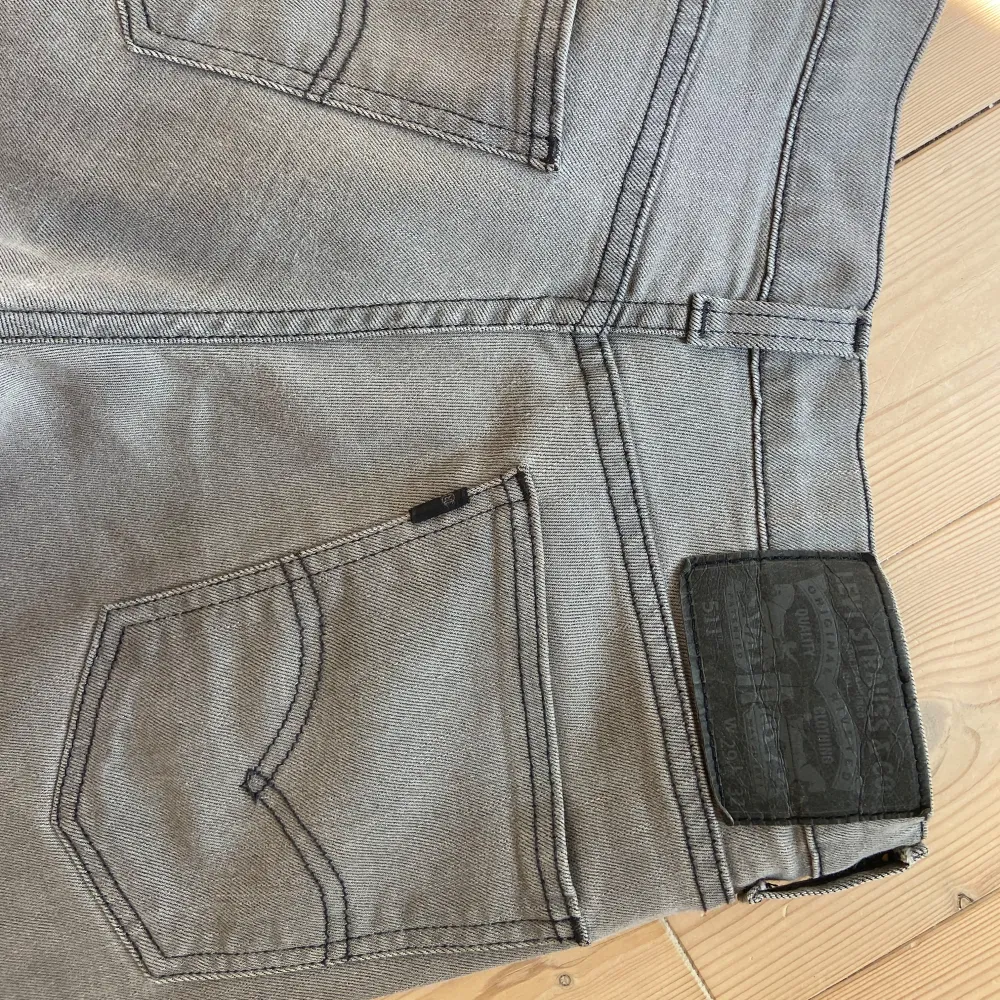 Raka gråa Levis jeans med svart sömm! . Jeans & Byxor.