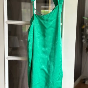 Zara siden klänning - En grön siden midi klänning från Zara i storlek M. Dragkedja på sidan och slits på en sida. Aldrig använd.