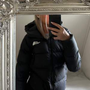 Jacka från The North Face i fint skick.  Har du frågor så tveka inte med att höra av dig 🥰