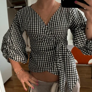 Blus med rosett - Så fin och unik blus med puffiga armar och som man knyter❣️