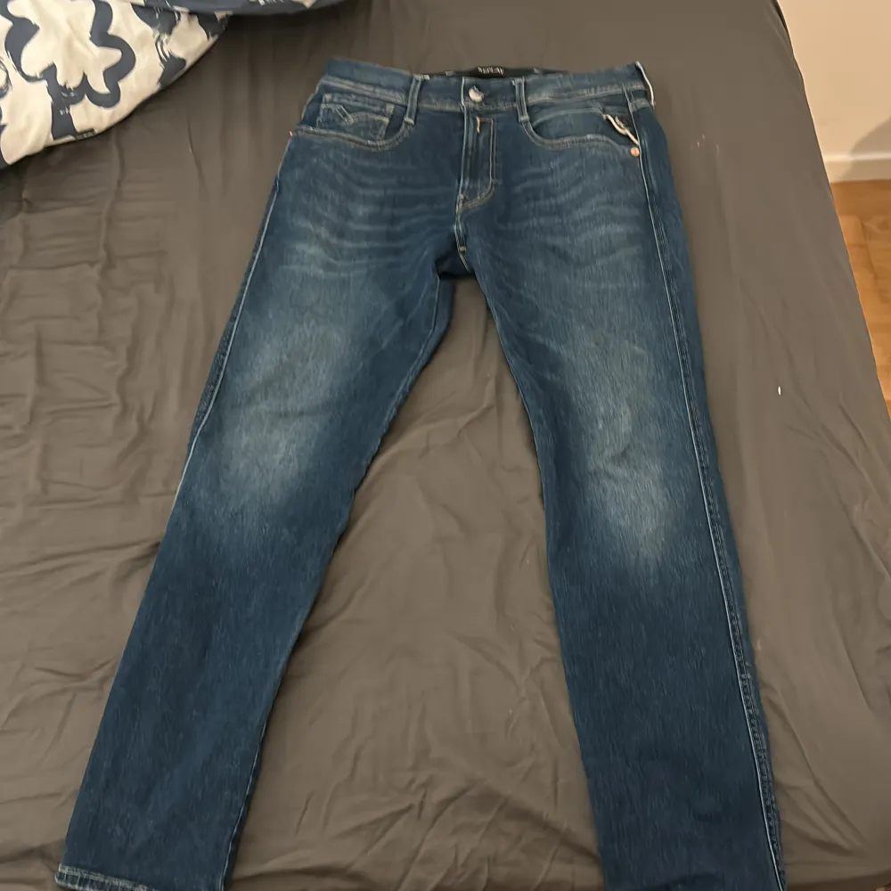 Hej säljer mina replay jeans då jag har köpt men ej använt dom. Köpta för 1800 använda kanske 4 gånger. Modellen är skinny och passar perfekt med den stilen.. Jeans & Byxor.