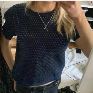 Blå Tshirt - Säljer min blåa likt virkade tshirt ifrån STOCKH LM❣️