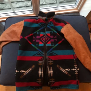 Jacka med spänne o fräsigt tryck - Köpte den här från Beyond retro för litet tag sedan, men gjorde misstaget att inte testa innan såklart var den lite för liten! Med rymliga fickor och värmande tyg är detta en jacka som passar både höst och vinter