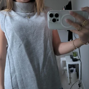 turtleneck!! - sån unik och snygg tröja från zara, påriktigt använd 1 gång så mycket bra skick! Strl s!