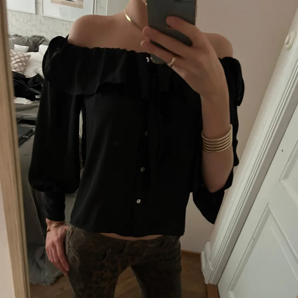Off-shoulder blus frĂ„n zara. Perfekt till fest eller ett par simpla jeans đ. Puserot.