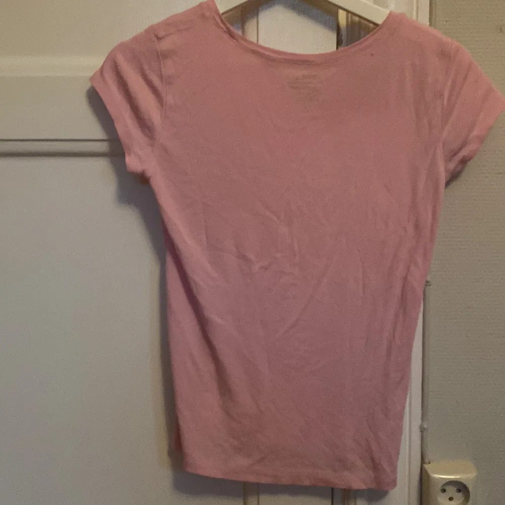 Snygg babyrosa t-shirt från Ralph lauren . Nästa aldrig använd så skicket är bra på den!. T-shirts.