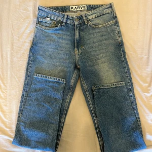 Karve Jeans (Carlings) - Tjena, säljer nu dessa feta jeans som är köpta på Carlings för någon månad sen. Jeansen har använts några fåtal gånger och är i väldigt bra skick. Inga hål, slitningar, osv. Inga djur hemma🐾 Vid funderingar eller liknande är det bara att höra av sig!