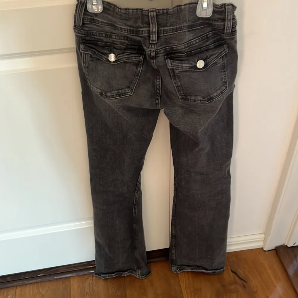 Köpta för 349kr. Ett par snygga svarta low waist jeans med fickor. Använd några gånger och är i bra skick! Säljer för att de inte kommer till användning längre💓. Jeans & Byxor.