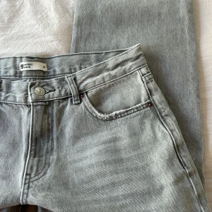 Lågmidjade jeans - Snygga grå lågmidjade jeans från Gina i storlek 38!!💗💗inga defekter då de knappt är använda