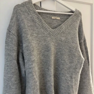 Ginatricot stickad tröja - Använd väldigt fåtal gånger så nyskick. Köptes i höstas så vet inte om den säljs mer💕
