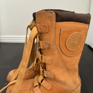 Timberland boots vattentäta  - Säljer mina höga Timberland boots som är vatten täta eftersom det inte passar längre. De är i väldigt bra skick. Original pris är ungefär 1700