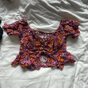 blommig topp - så fin blommig topp, perfekt färg inför hösten💗🧡💗🧡 