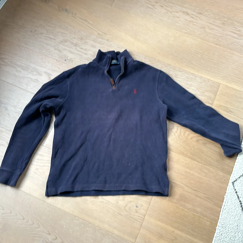 Nu säljer ja min stickade half zip ralph lauren tröja pågrund av att den e för liten. Storlek S Pris 199 hör av er vid minsta fundering . Stickat.