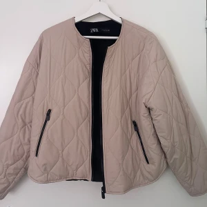 Beige quiltad jacka - Jättefin quiltad jacka från zara i toppskick! 🥰
